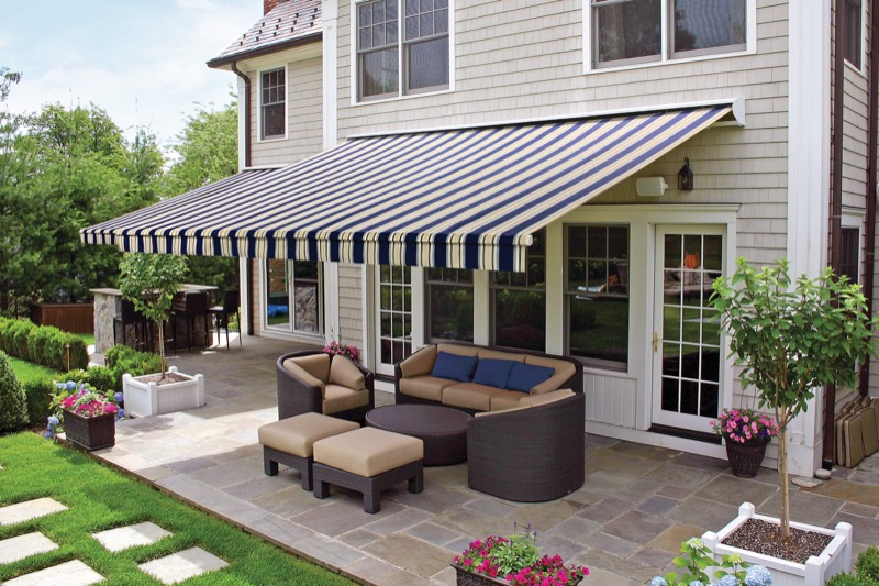 Retractable awning providing flexible shade coverage